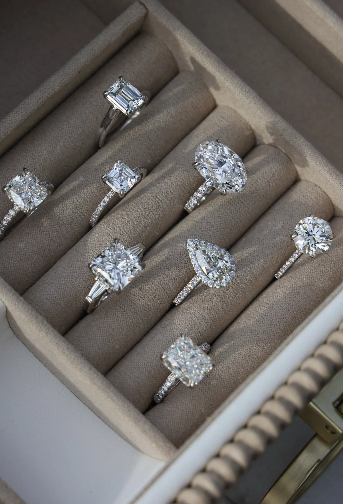 verschiedene Modelle Verlobungsring Frau in Schmuckbox 