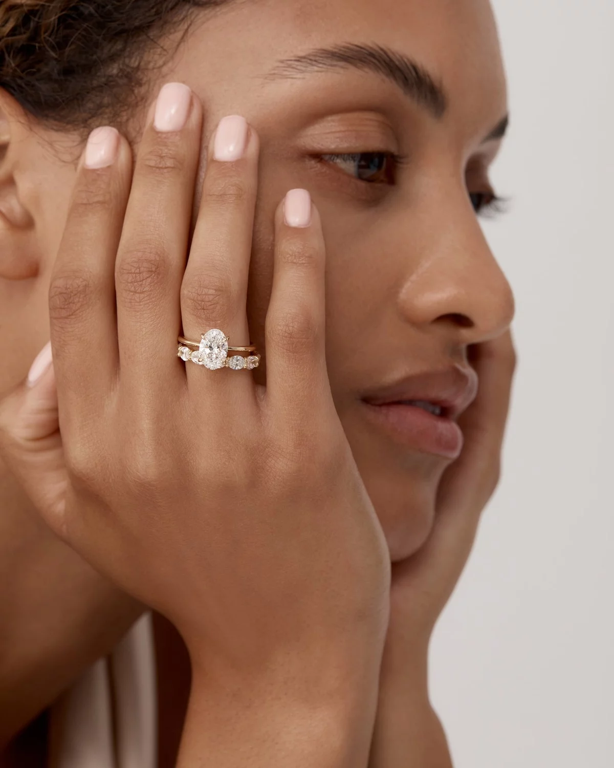 kombinierter Verlobungsring Frau aus Gelbgold und Edelsteinen 