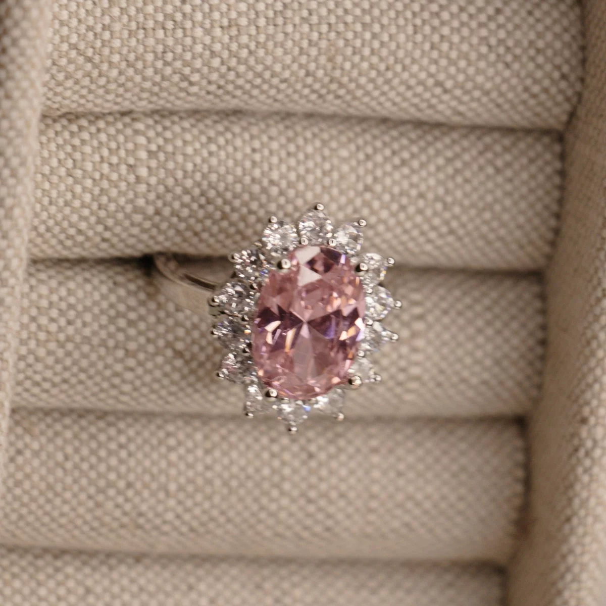 Verlobungsring Frau mit rosa Quarz in Schmuckbox