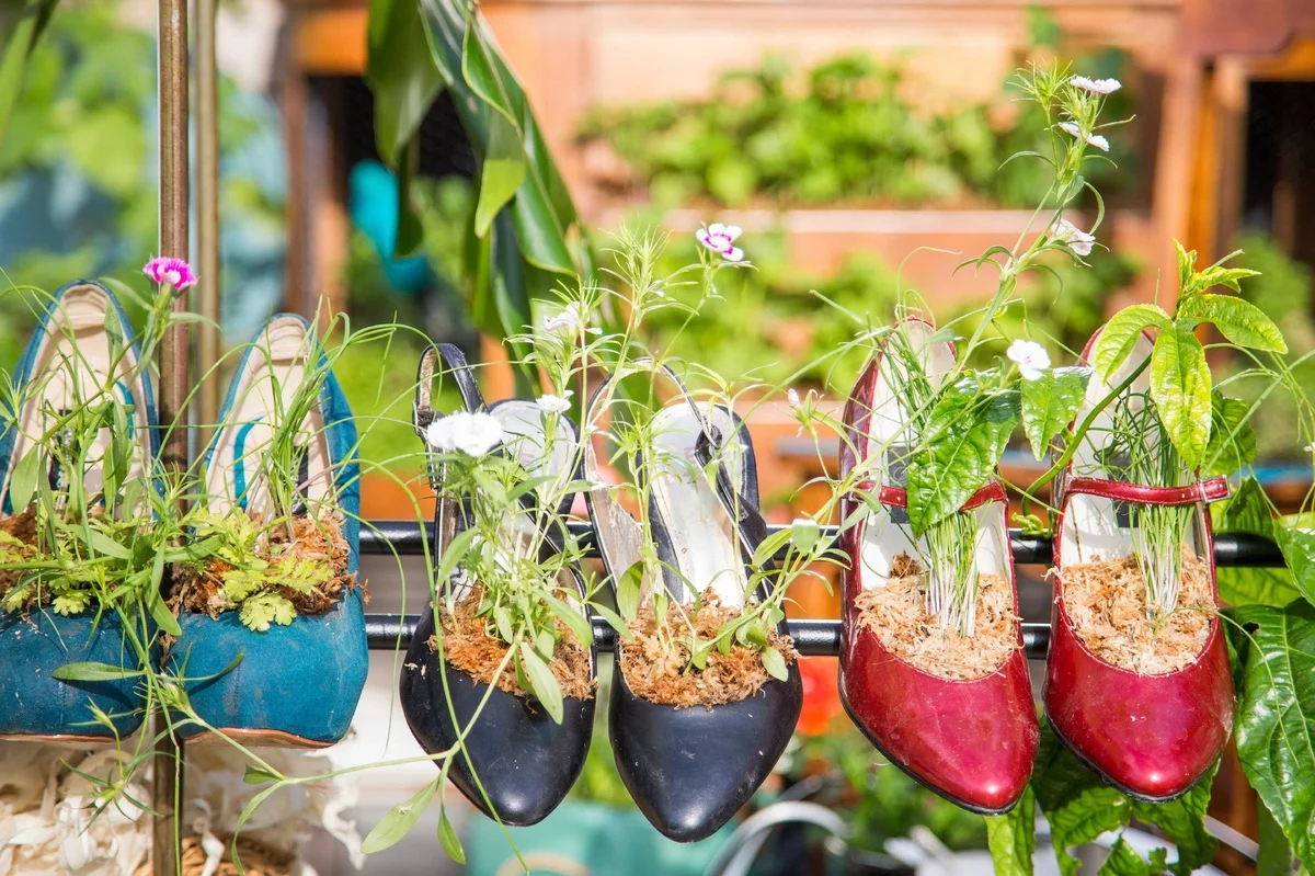 abgetragene Schuhe umfunktioniert und als Blumentöpfe eingesetzt -Garten Upcycling Ideen 