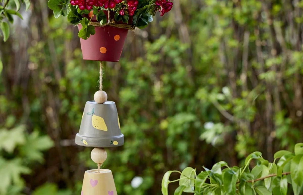 schön arrangierte Blumentöpfe in vertikaler Linie - Garten Upcycling Ideen