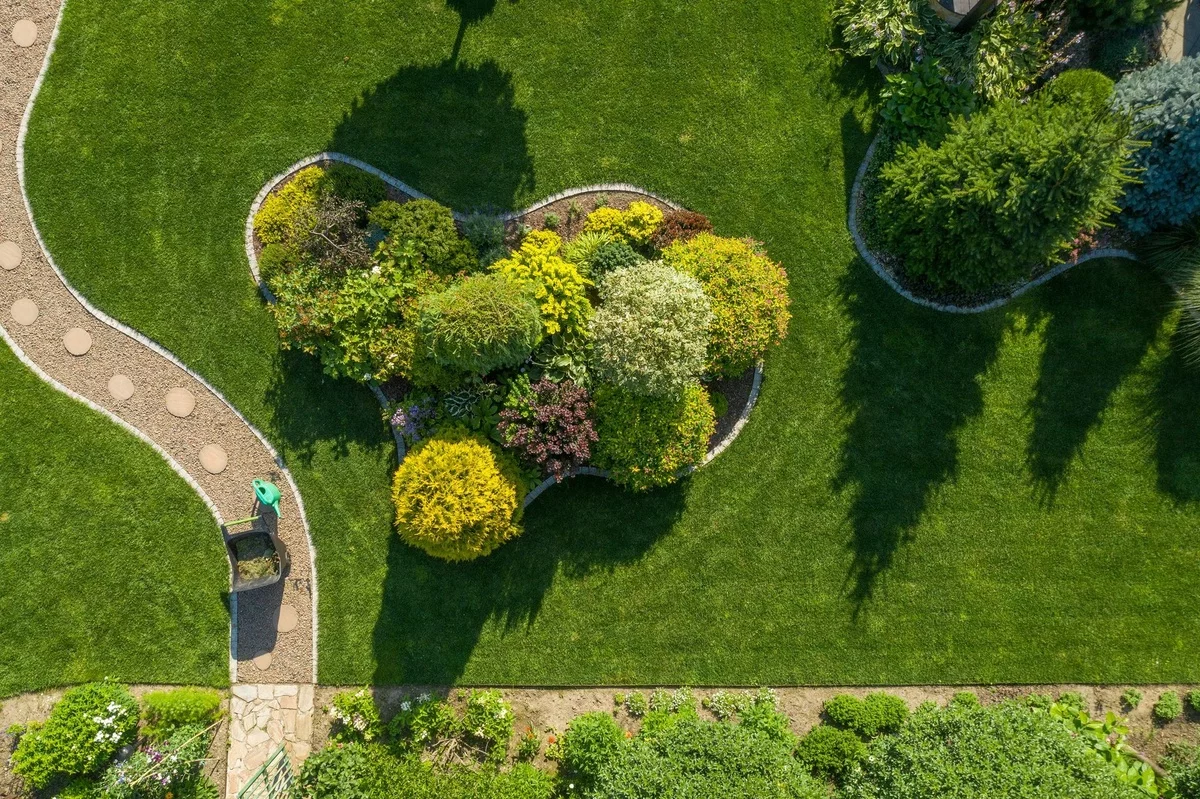 Blick von oben auf den garten - schönes Gartendesign 