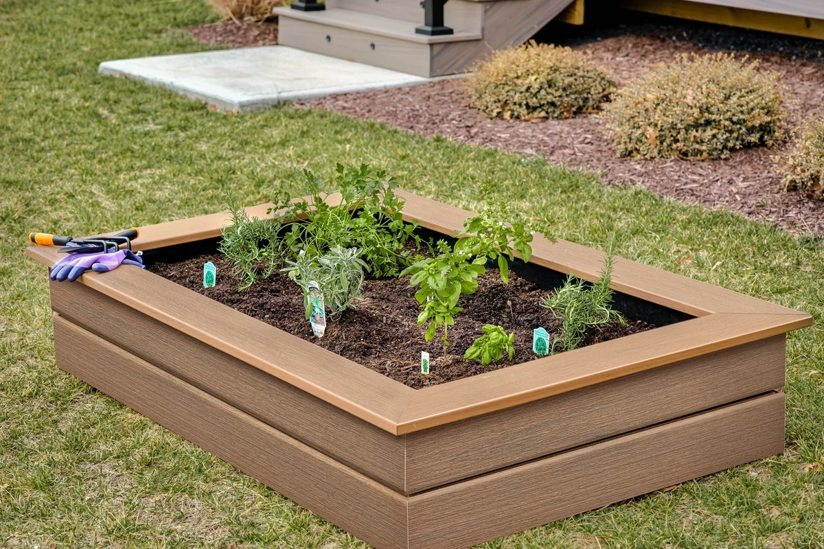 Hochbeet mit Küchenkräutern - Garten Upcycling Ideen