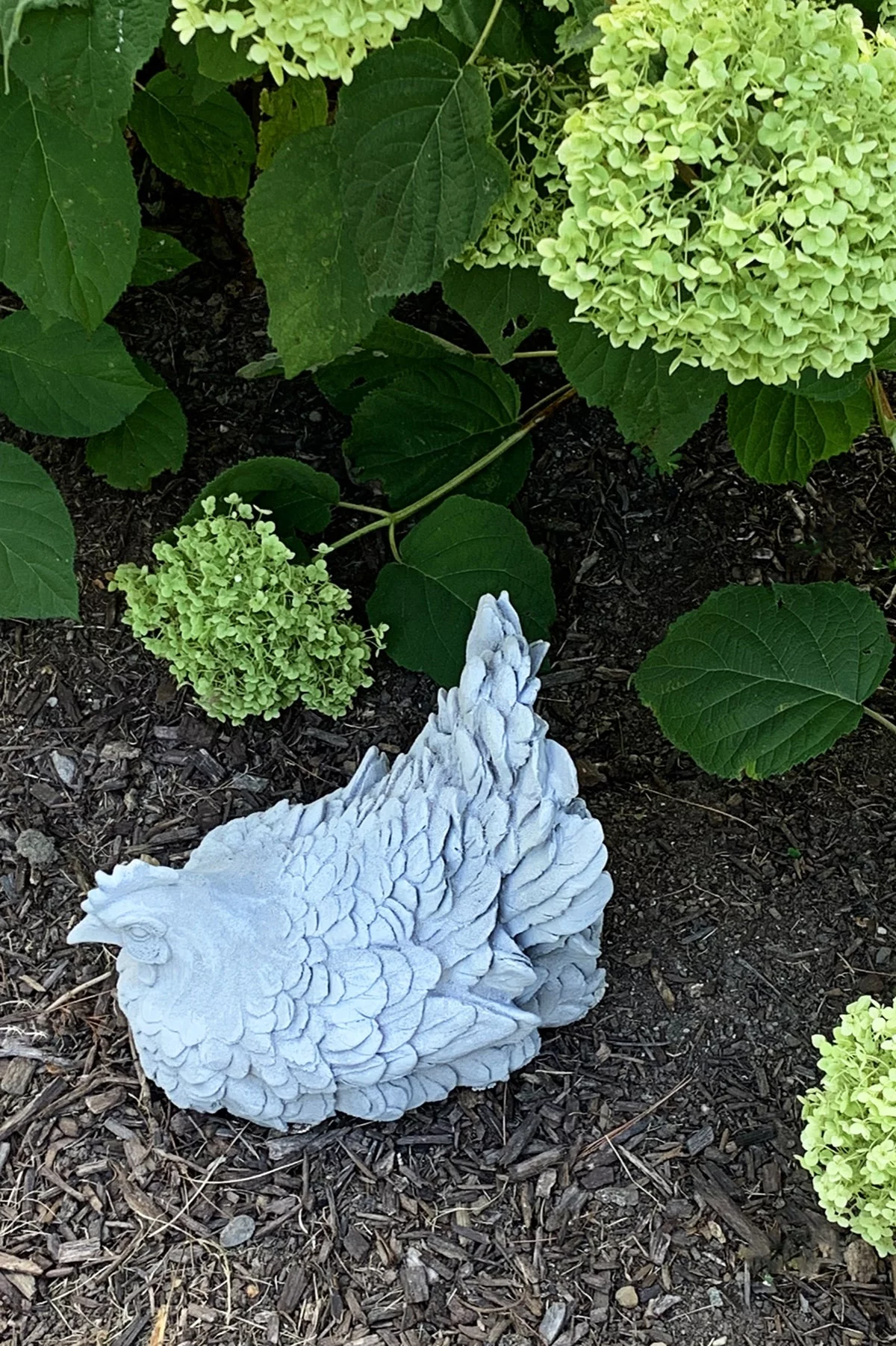 alte Deko neben Hortensien - weiße Henne 