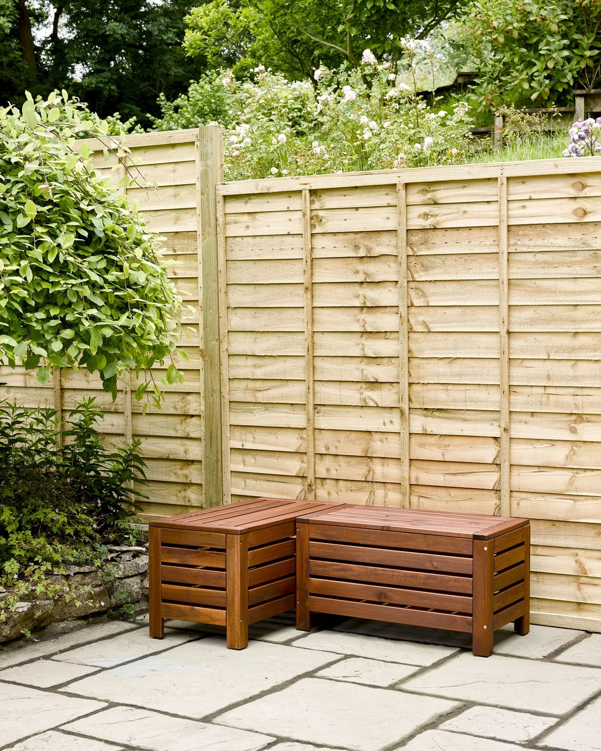 Gartenzaun selber bauen und zwei Sitzbänke - Garten Upcycling Ideen