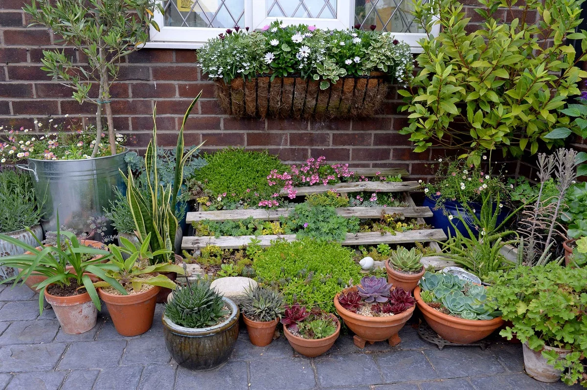 Blumentöpfe draußen hinstellen - Garten Upcycling Ideen