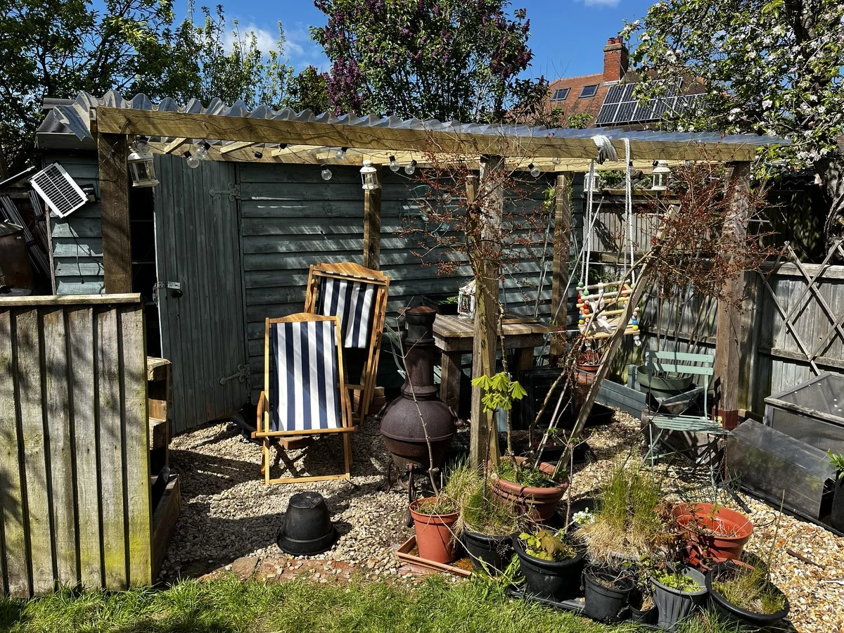 alte Blumentöpfe, Klappstühle ect. - Garten Upcycling Ideen