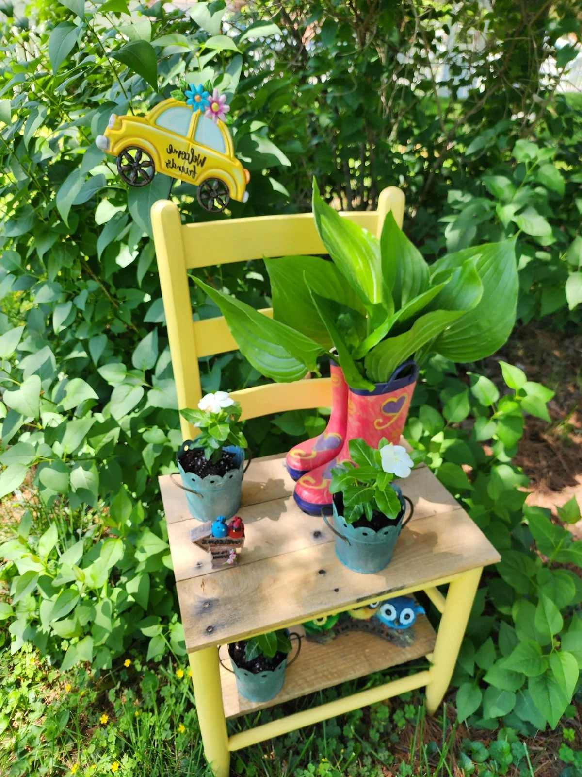 auf einem alten Holzstuhl Blumentöpfe und ein Paar Gummistiefel - Garten Upcycling Ideen