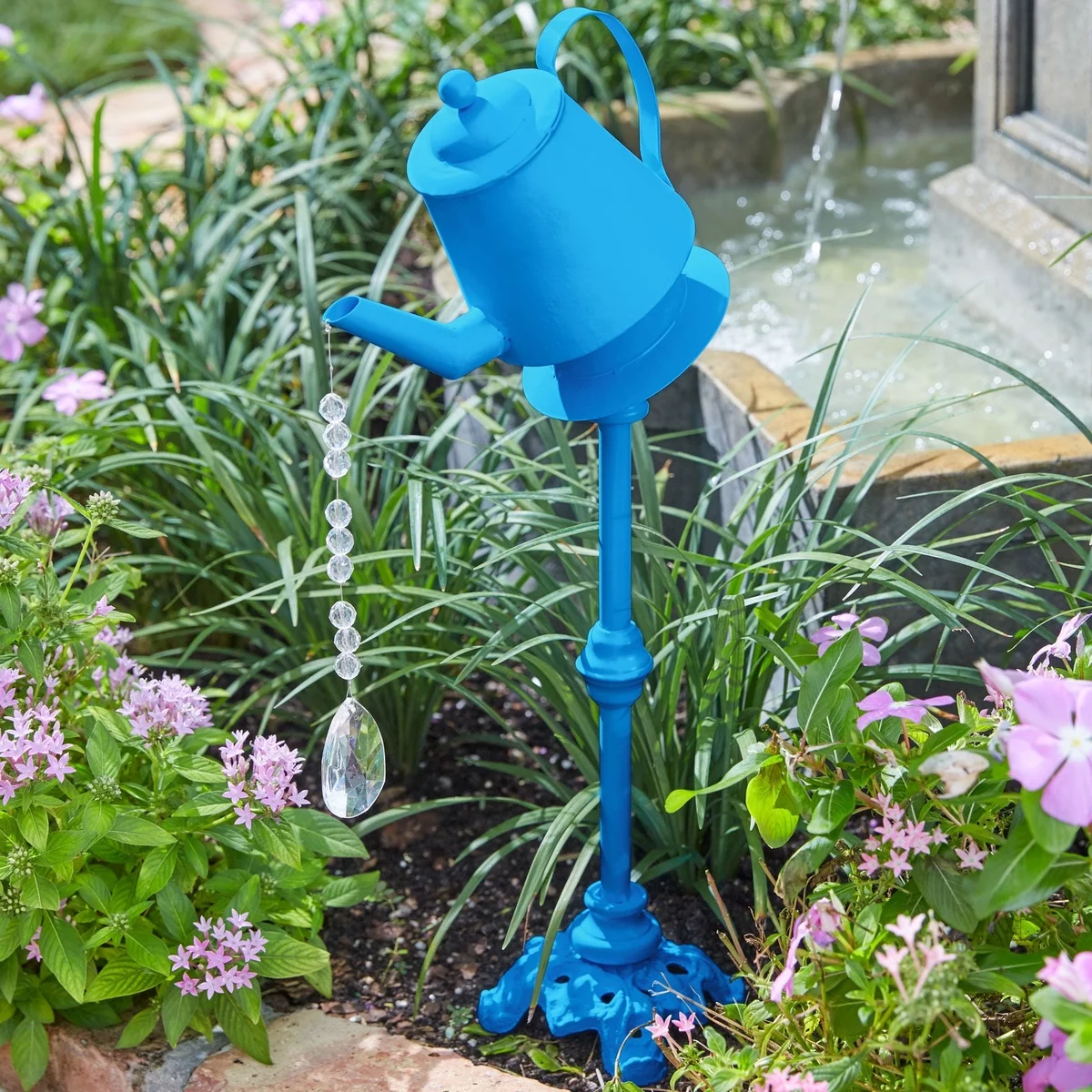 alte Kanne in Blau s´gestrichen und als Deko eingesetzt - Garten Upcycling Ideen