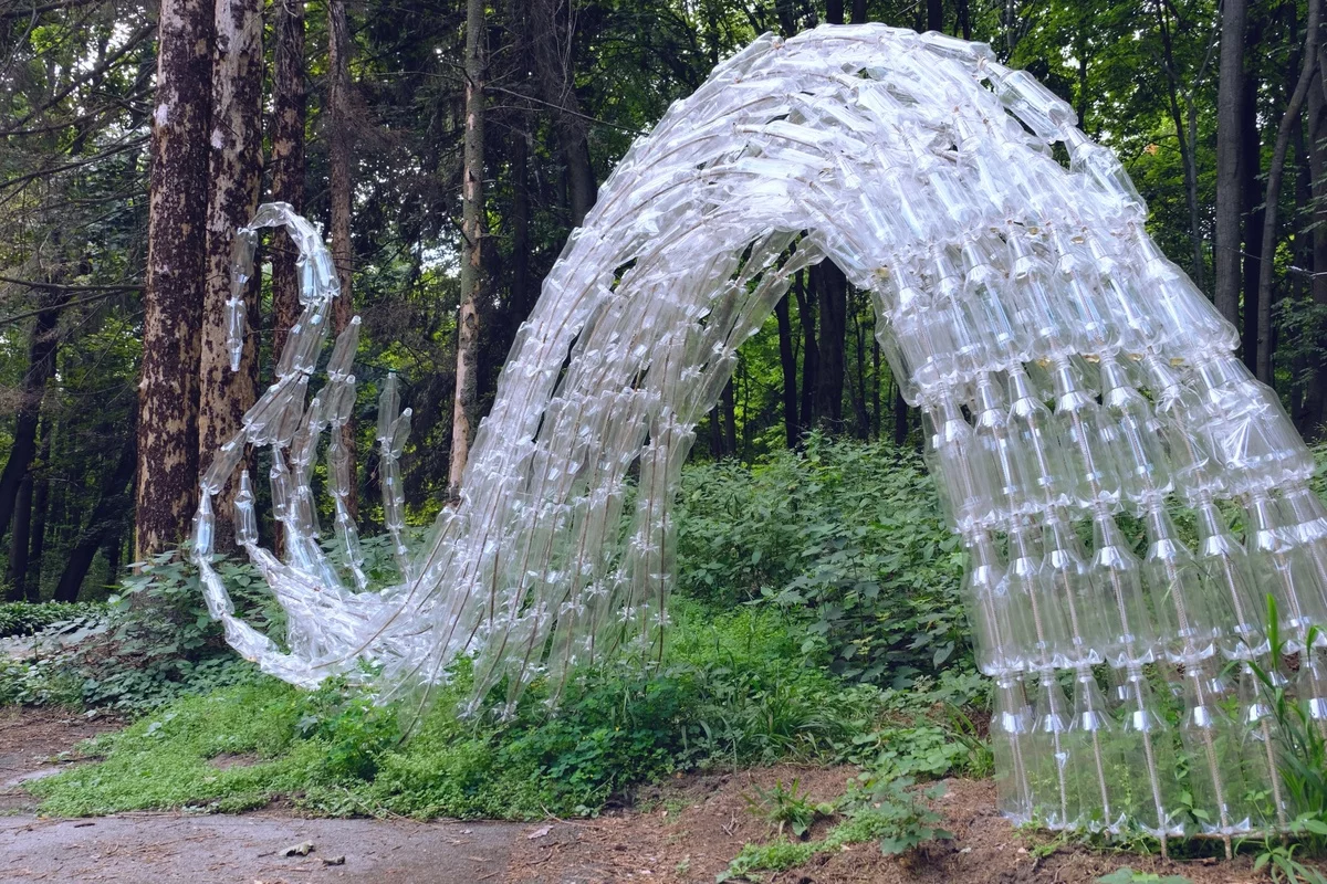 ganze dekorative Komposition aus leeren Glasflaschen - Garten Upcycling Ideen