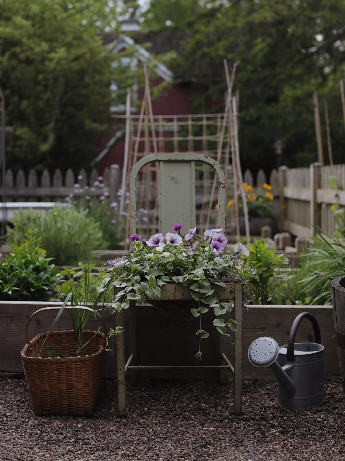 Garteninstrumente und Garteninventar haben neue Funktion - Garten Upcycling Ideen