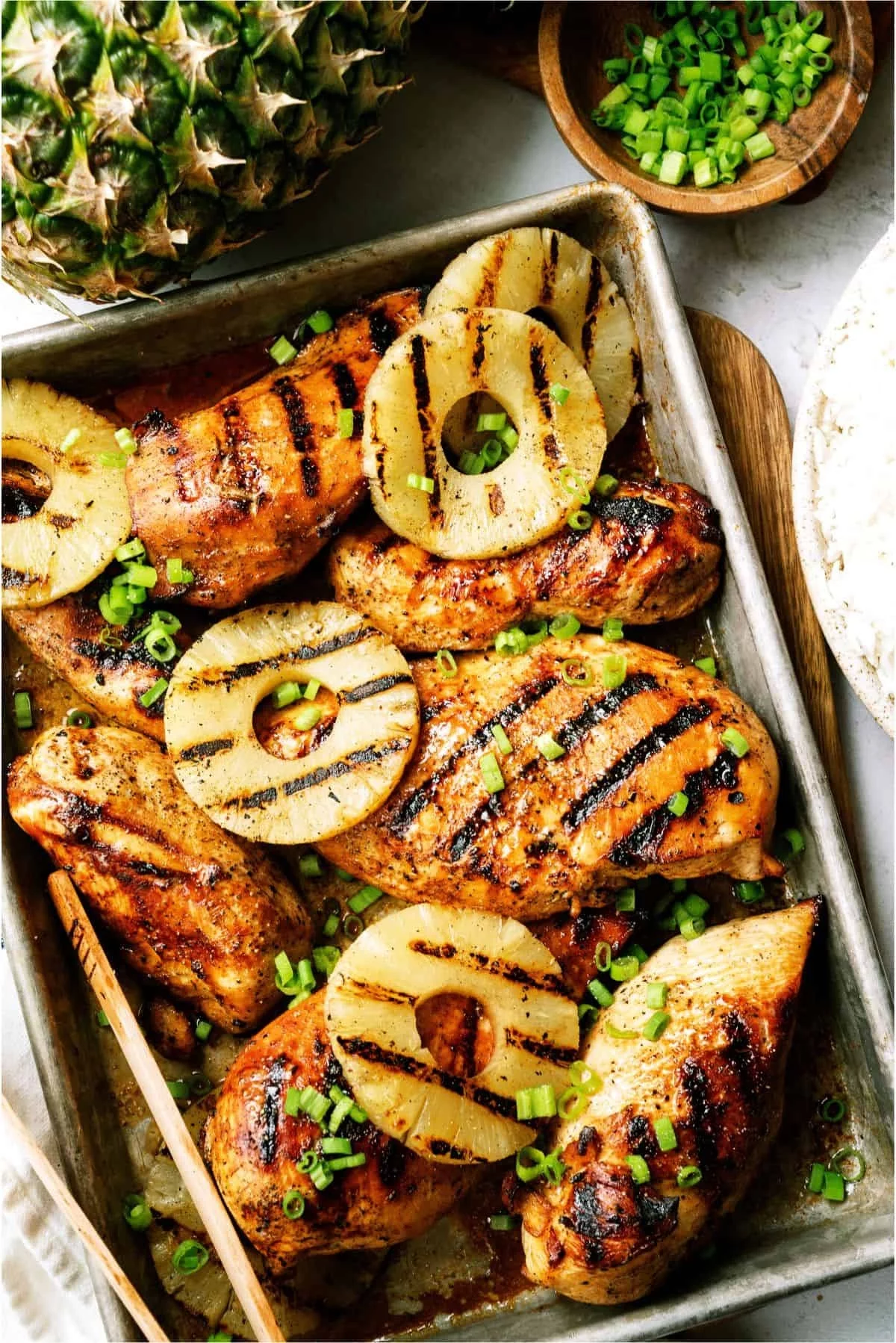 Fleisch vom Rost mit Schnittlauch und Zitronenscheiben 