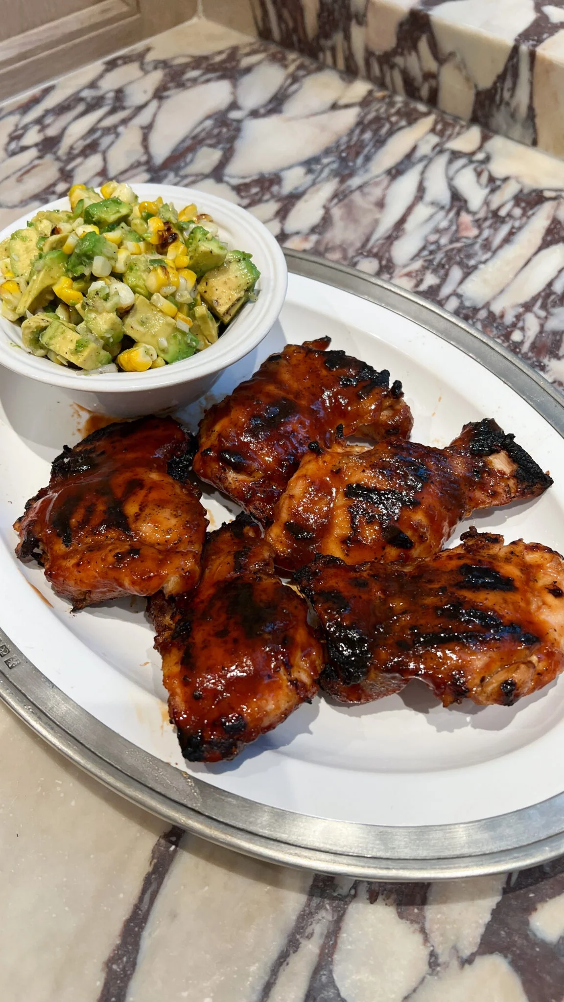 gegrilltes Fleisch mit Salat mit Avocado und Mais