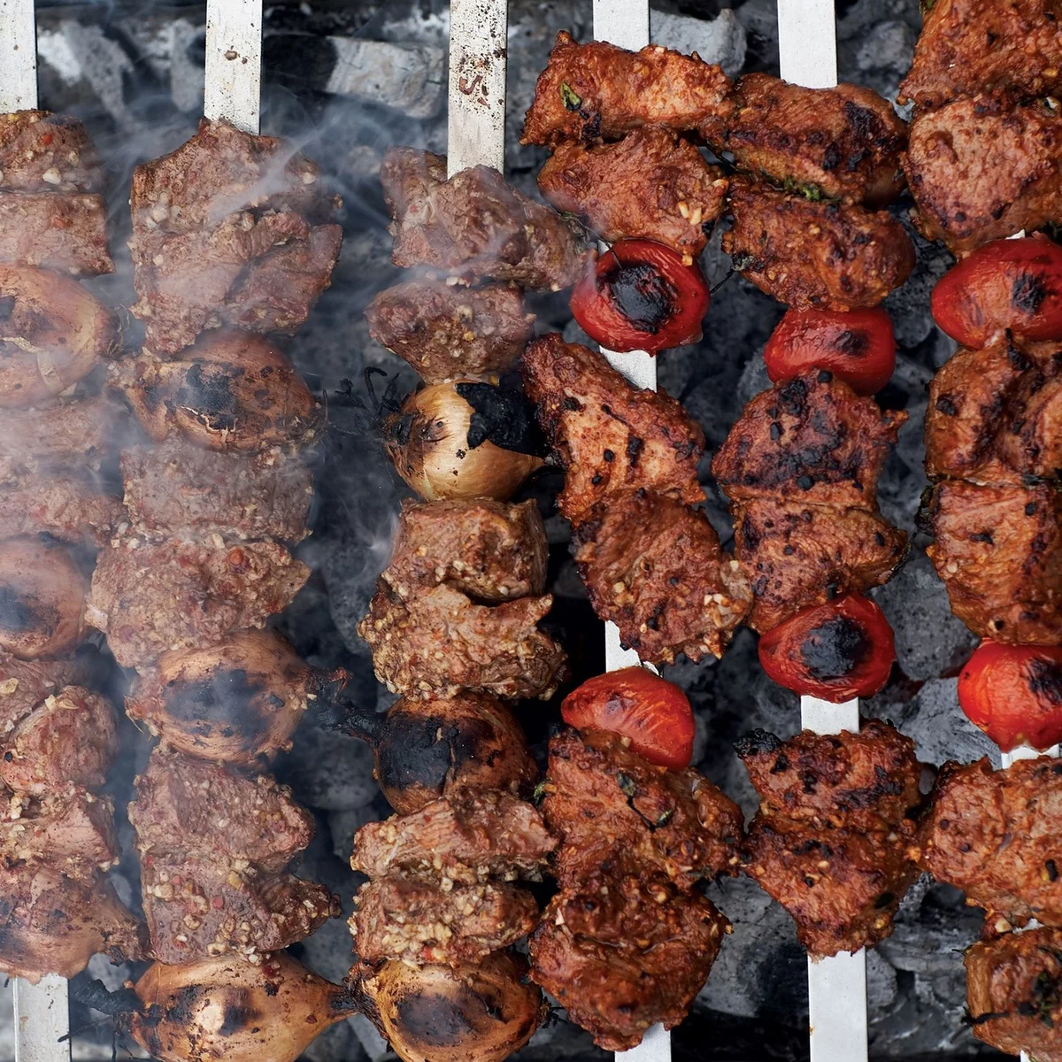 Fleischhäppchen, Zwiebeln, Tomaten auf dem Rost -erprobte Grillrezepte 