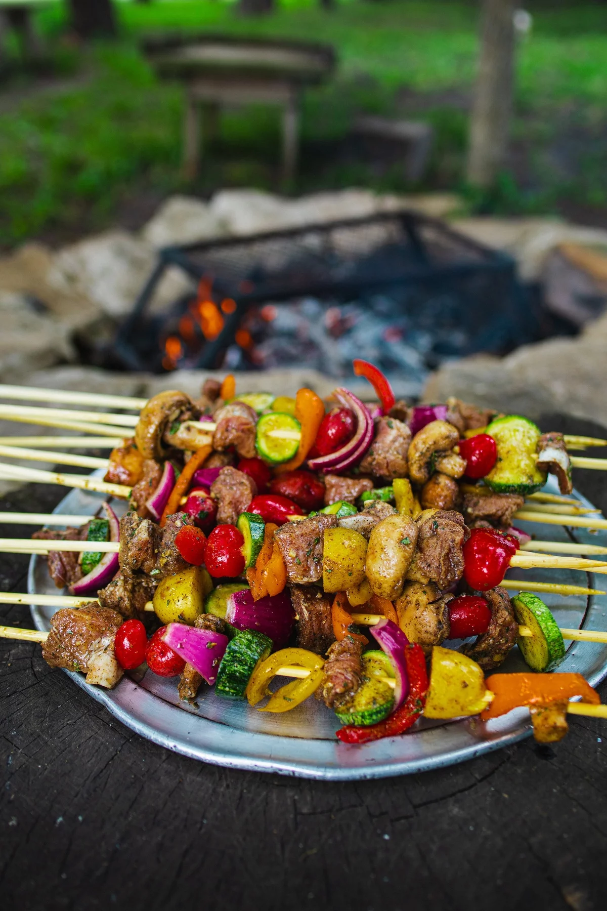 Gemüse und Fleisch am Spieß vom Rost 