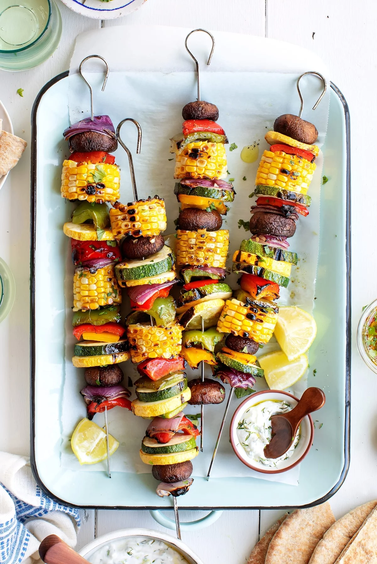 Gemischtes Gemüse am Spieß auf dem Grill gebraten 