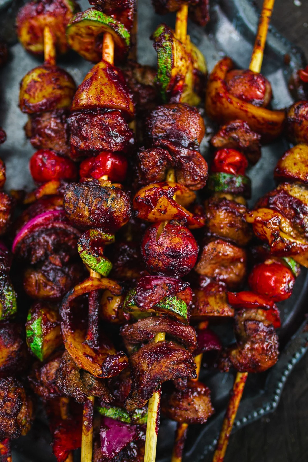 Kartoffeln und gemischtes Gemüse auf dem Rost 