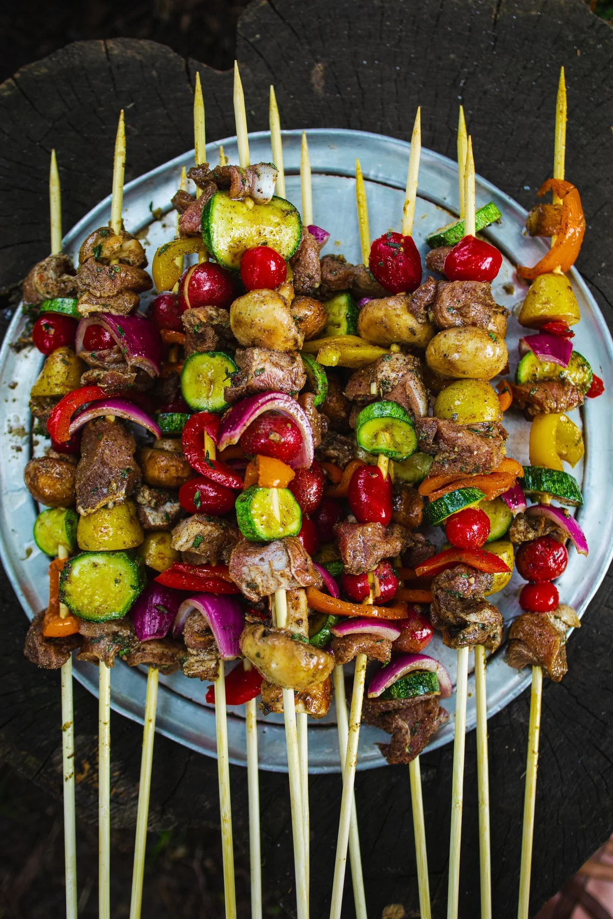 Fleisch und gemischtes Gemüse am Spieß vom Rost 