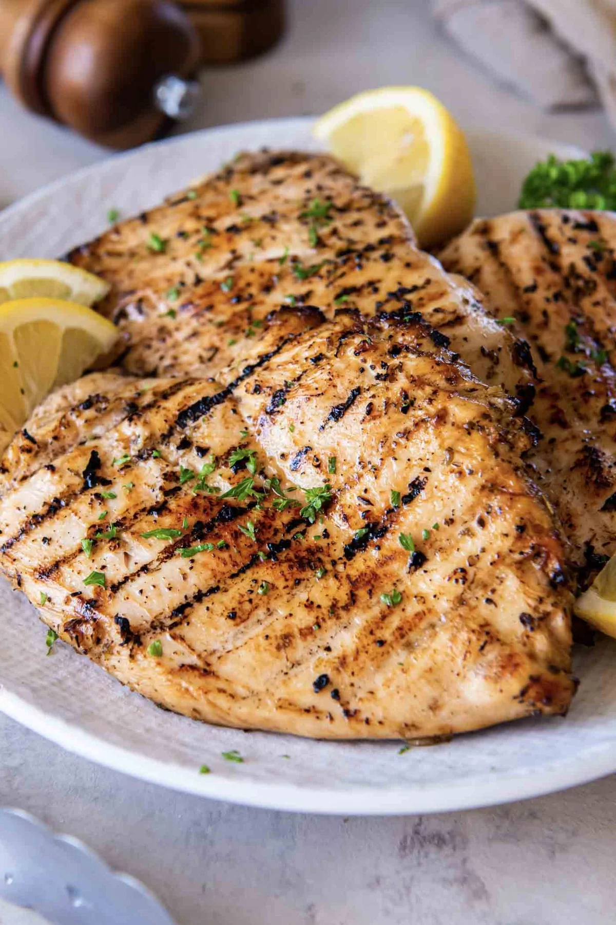 Höhnchenfleisch vom Grill mit Schnittlauch serviert - schmackhafte Grillrezepte 