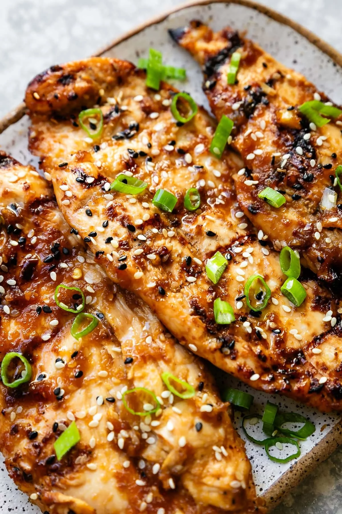 gegrilltes Fleisch mit Schnittlauch und Samen 