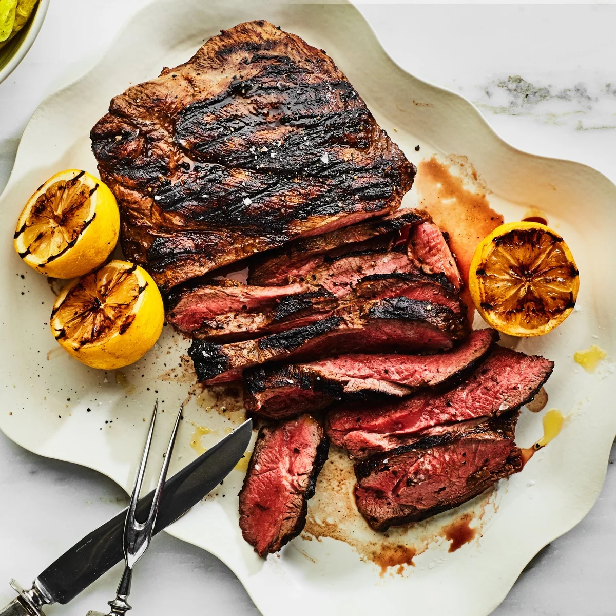 Fleisch vom Grill mit Zitrone 