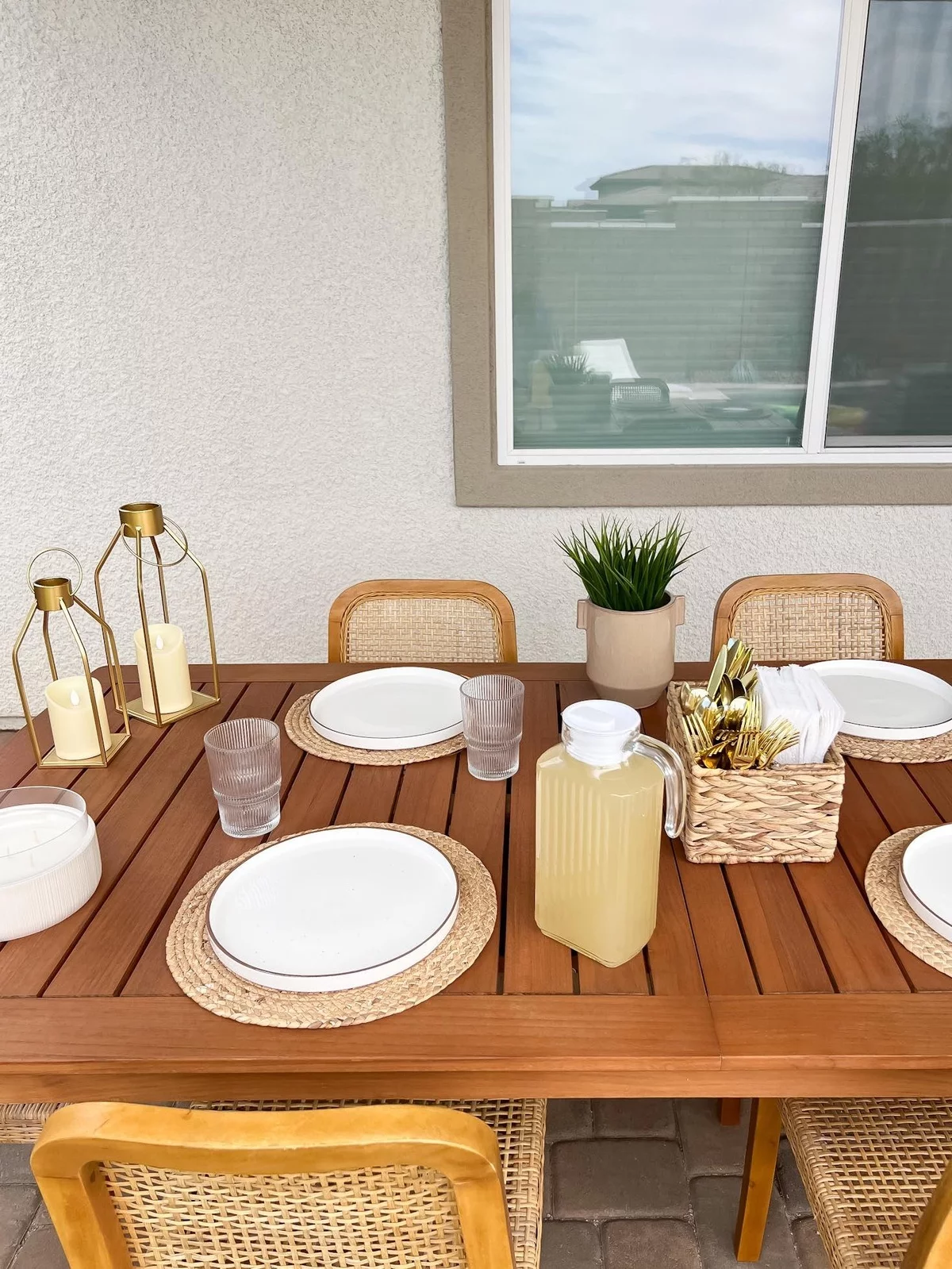 gedeckter Holztisch auf der Terrasse 