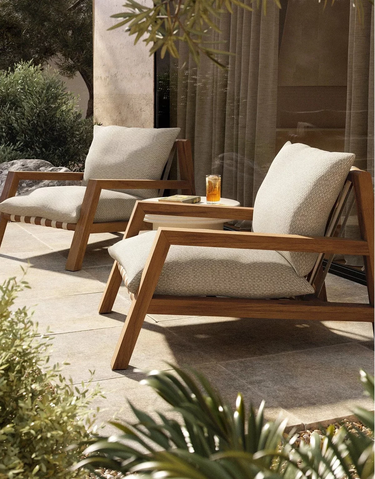 kleiner runder Terrassentisch zwischen zwei Outdoor-Sesseln 