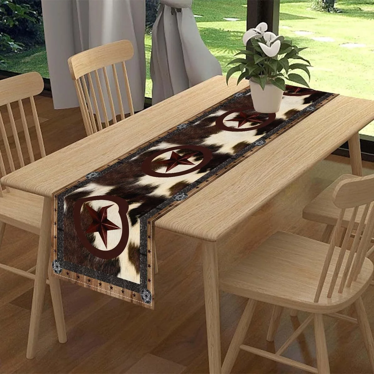 stilvolle Deko Terrassentisch mit Topf mit Blumen und Tischläufer