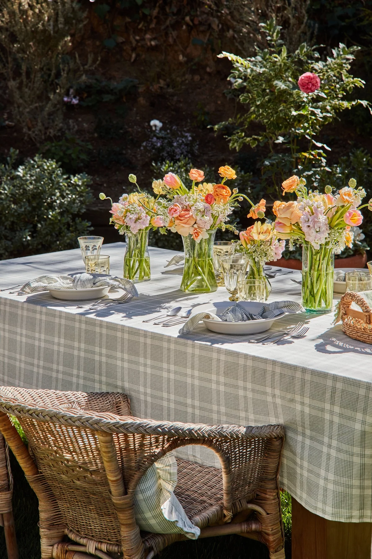 Deko Terrassentisch - gedeckter Tisch draußen mit Vasen mit Blumen 