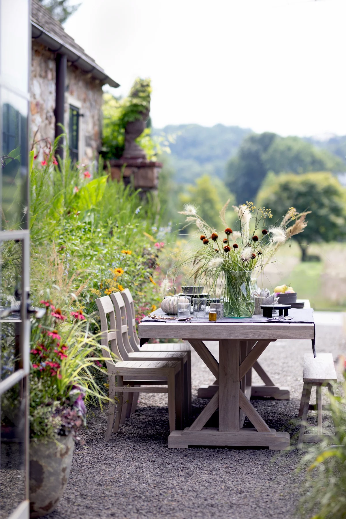 Deko Terrassentisch - Holztisch im Freien schön mit Herbstblumen geschmückt 