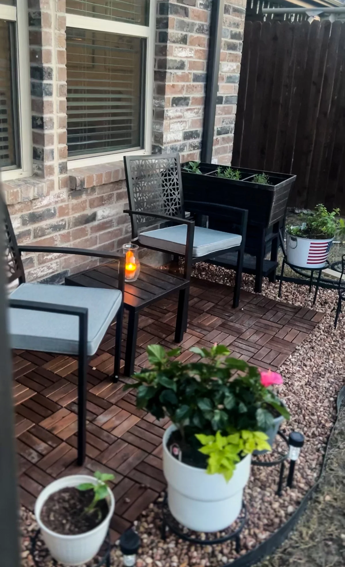 kleiner schwarzer Tisch mit Kerze geschmückt - Deko Terrassentisch