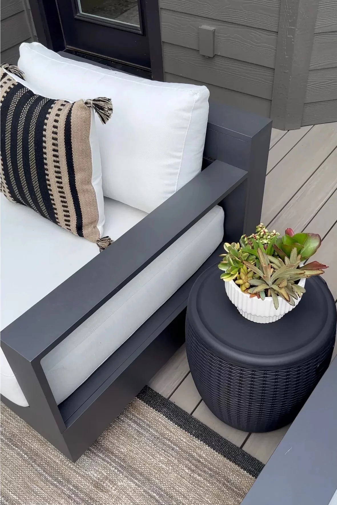 kleiner niedriger Terrassentisch mit einem Mix von Blumen im Topf 