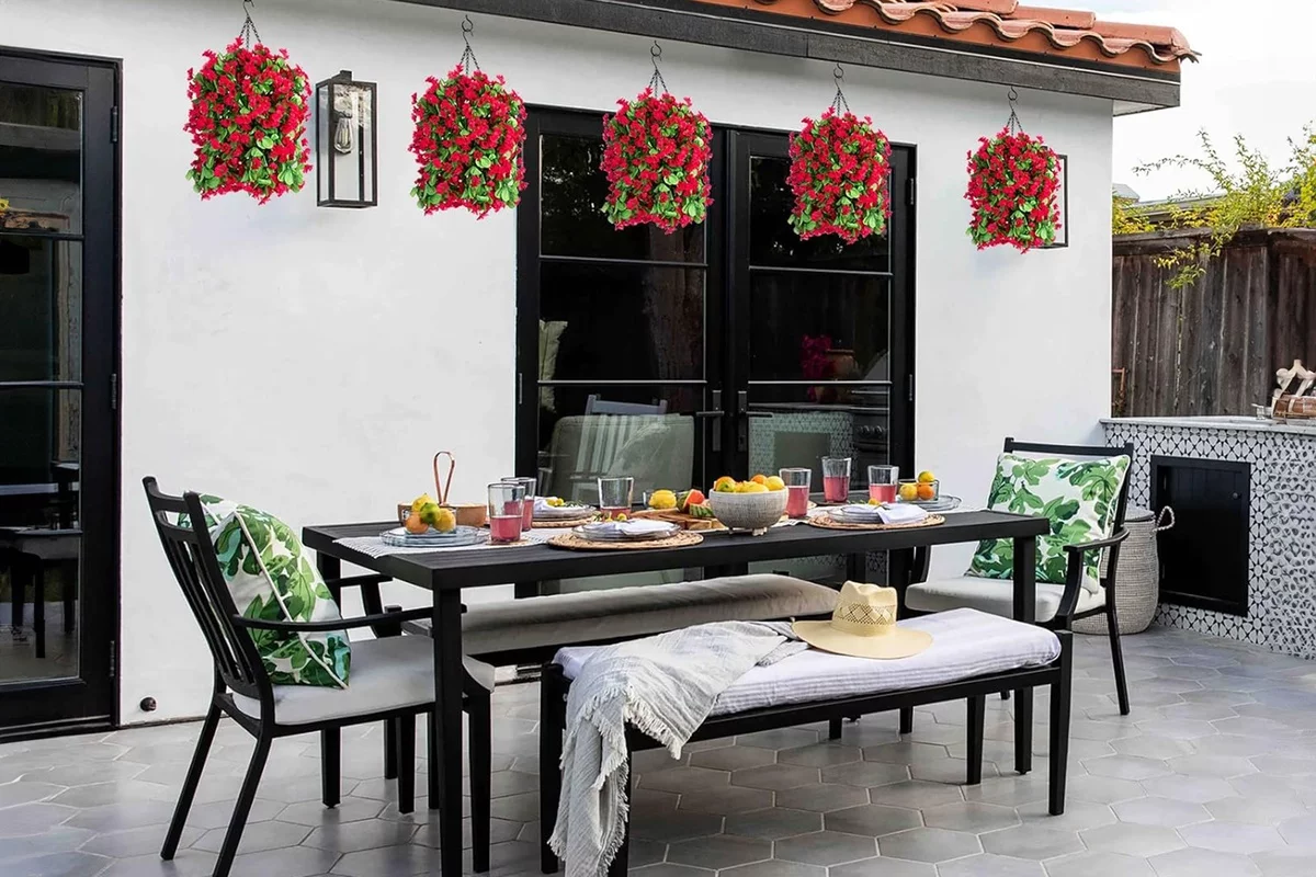 Deko Terrassentisch - gedeckter Outdoor-Tisch mit hängender Blumendeko 