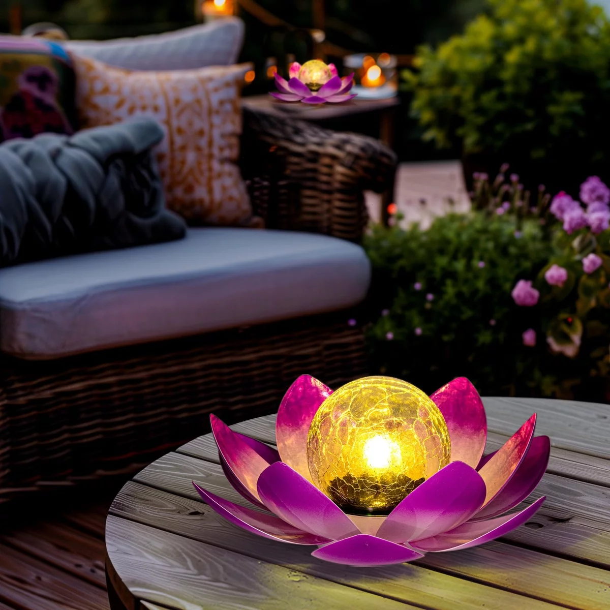 Solar Blume als auffällige Deko Terrassentisch 