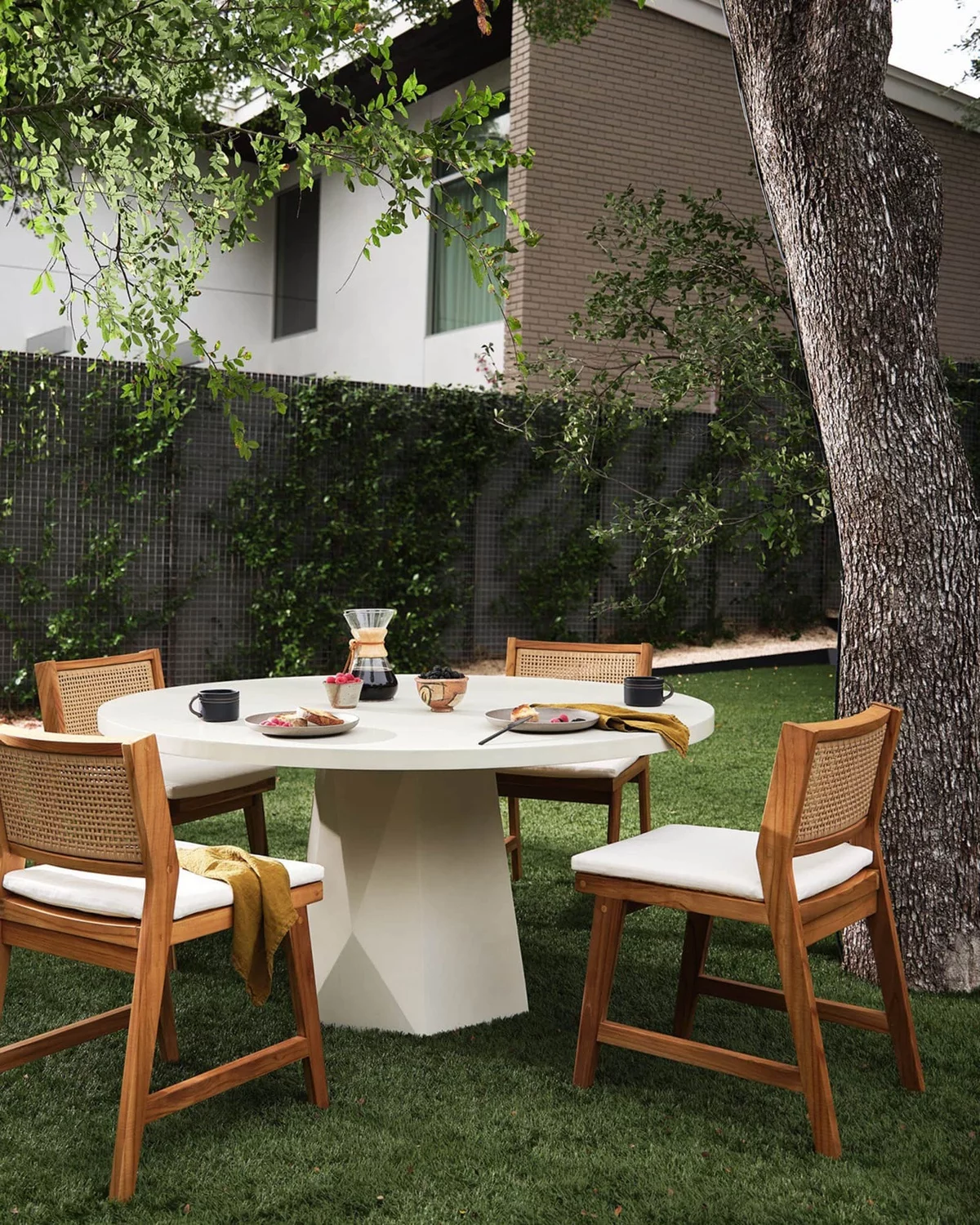 minimalistische Deko Terrassentisch - runder Tisch mit wenig Schmuck 