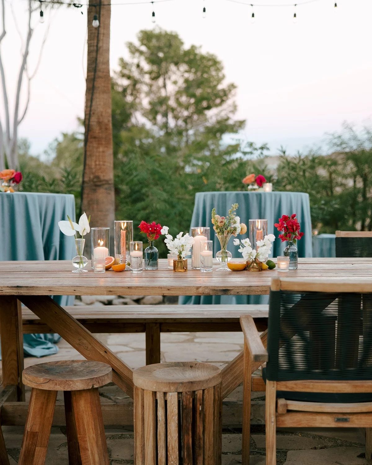 Deko Terrassentisch - Holztisch mit schöner Deko und Lichterkette 
