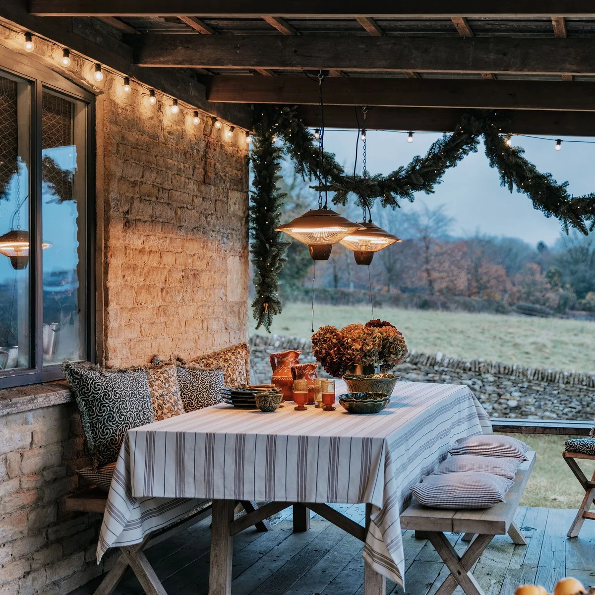 Deko Terrassentisch - mit Blumen hängende Lampen und Lichterkette 