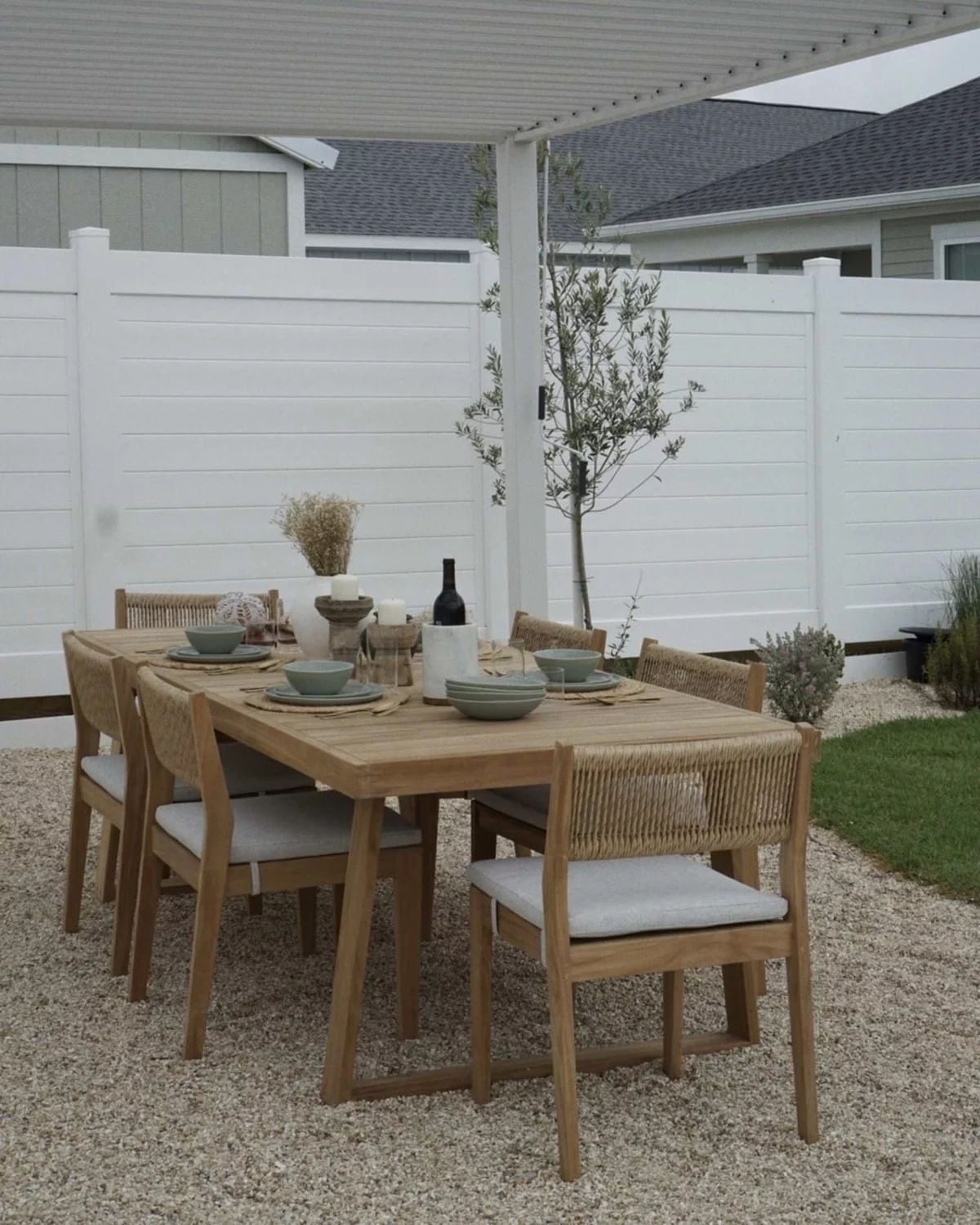 Deko Terrassentisch - gedeckter Holztisch unter einem Überdach 