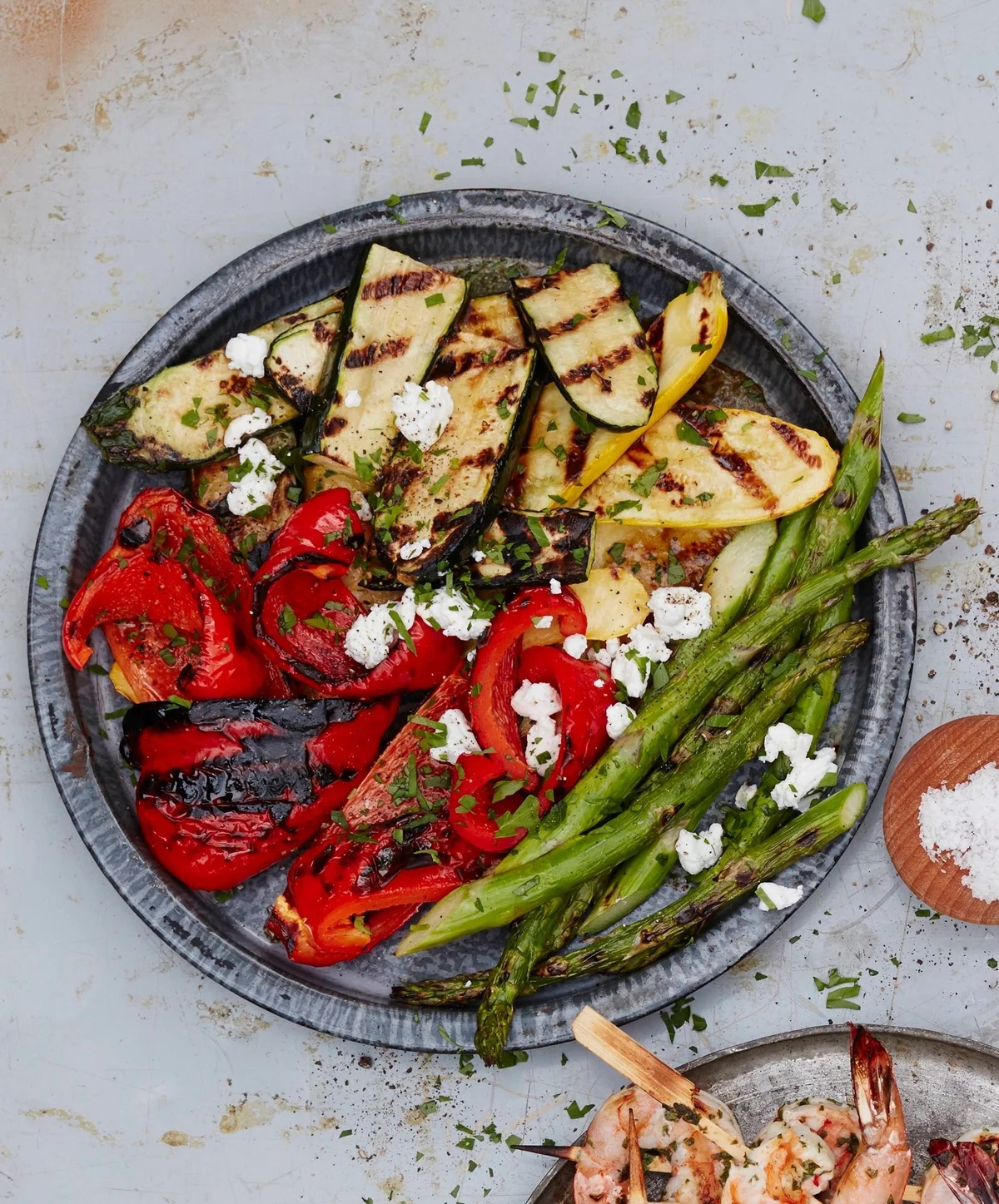 Zucchini, Spargel und gegrillte Paprika auf einem Telle