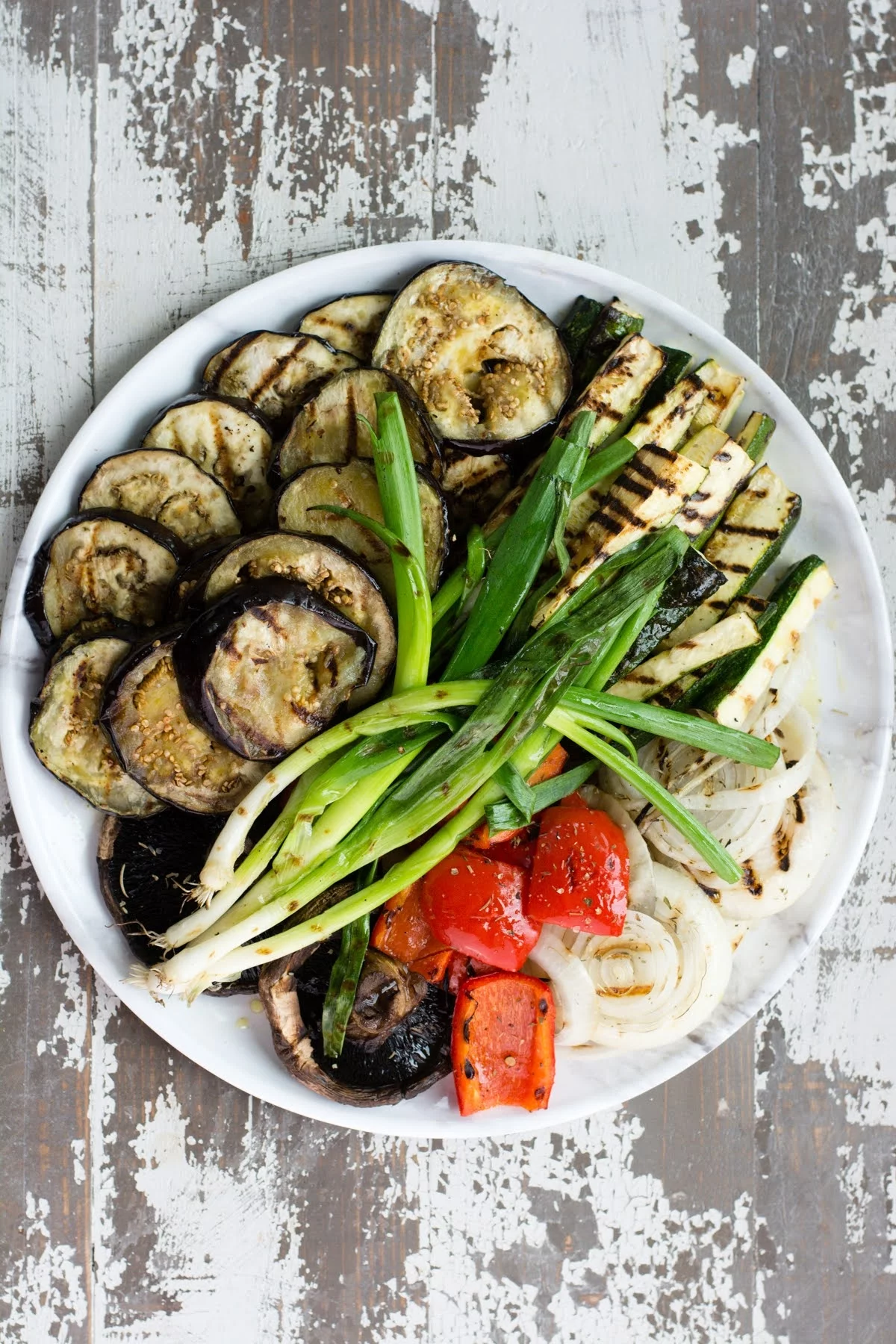 gegrillte Zucchini, Paprika und frischer Knoblauch - Salate zum Grillen