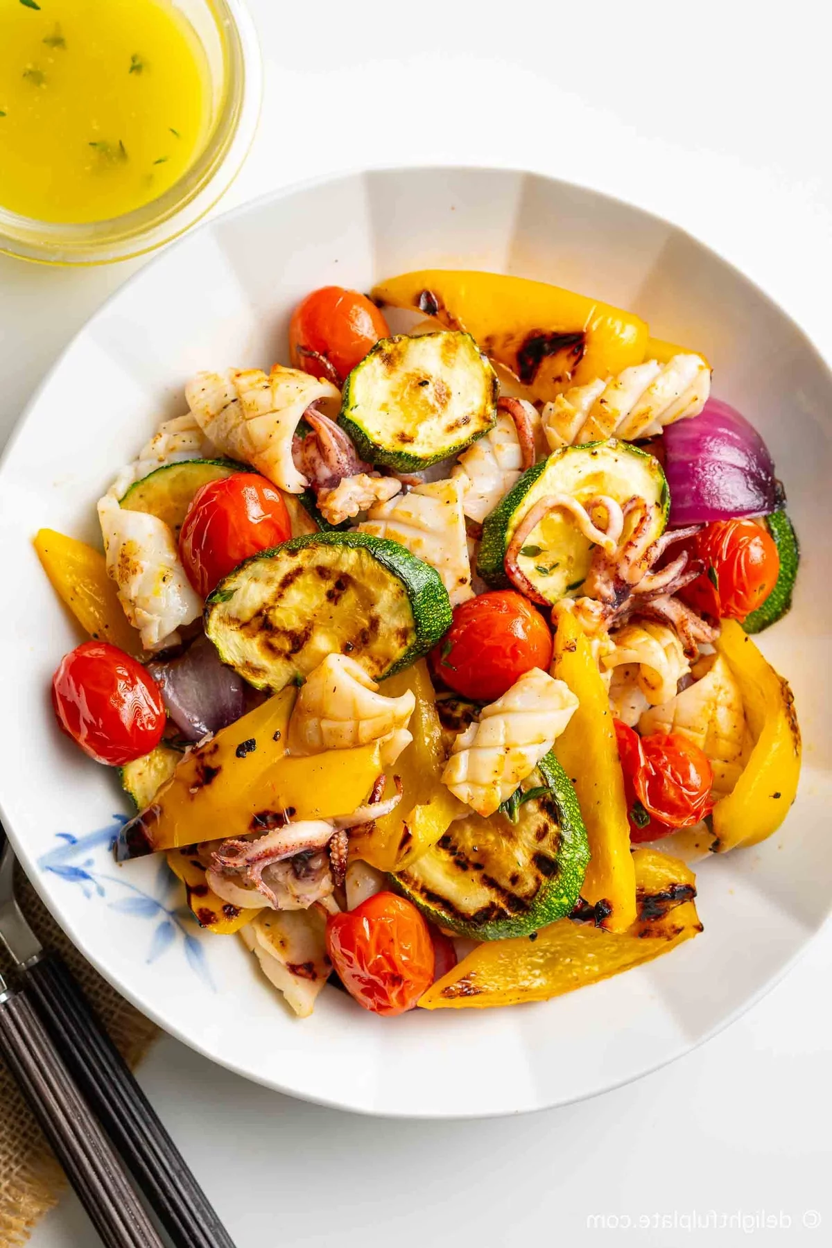 Zucchini, paprika, Tomaten mit Meeresfrüchten vom Grill