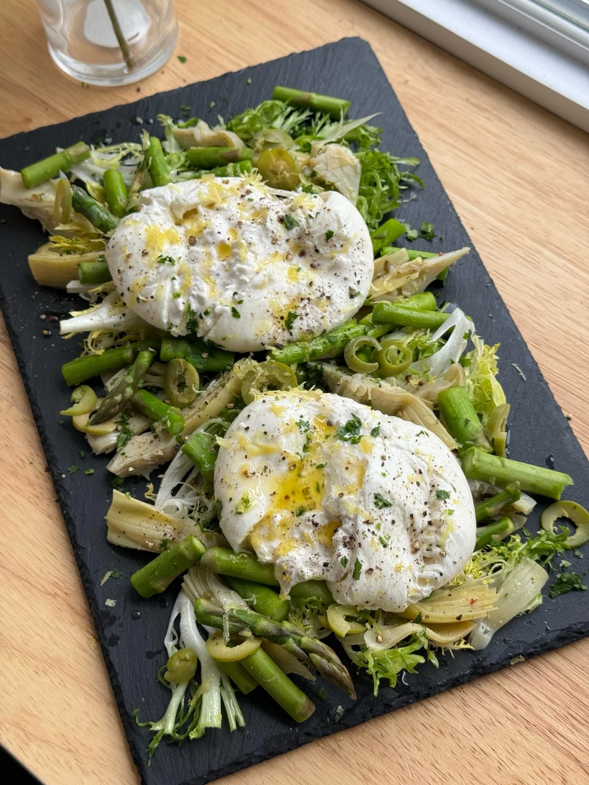 grünes Gemüse vom Grill mit Sahnesauce auf dem Teller