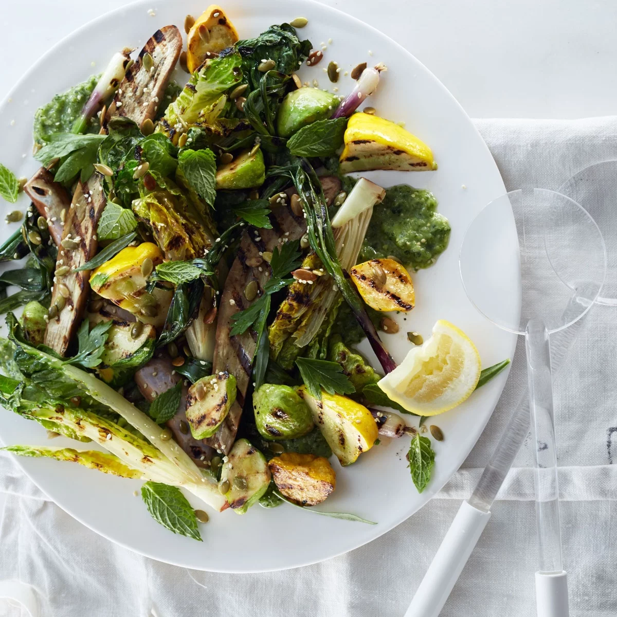 grüner Salat mit gegrilltem Gemüse und Bärlauch Pesto