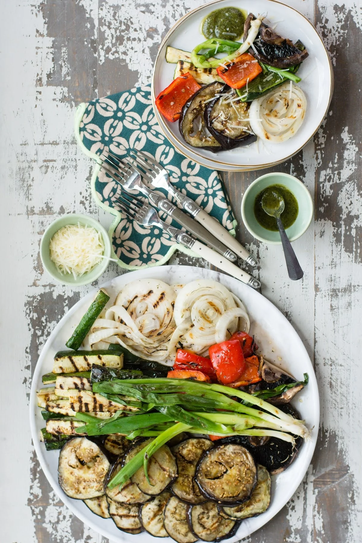 Zucchini, Paprika und Zwiebel mit grünem Pesto 