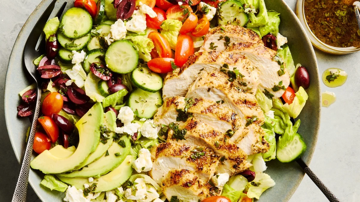 frisches und gegrilltes Gemüse als Beilage zum Fleisch 