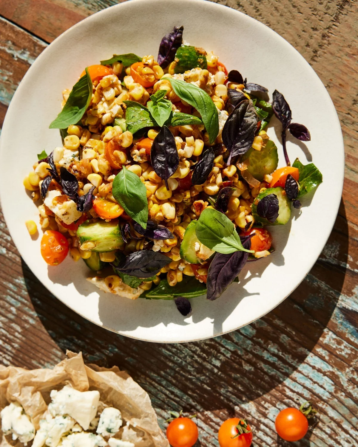 gegrilltes Gemüse mit Mais und Küchenkräutern - Salate zum Grillen