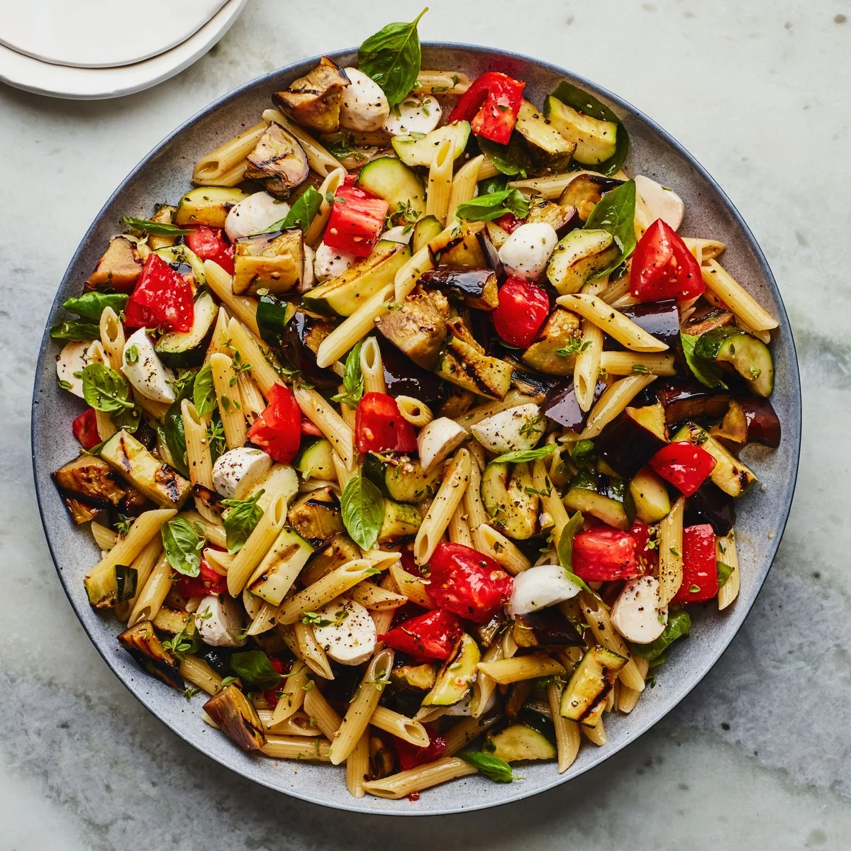 leichte Salate zum Grillen - gegrilltes Gemüse mit Nudeln 