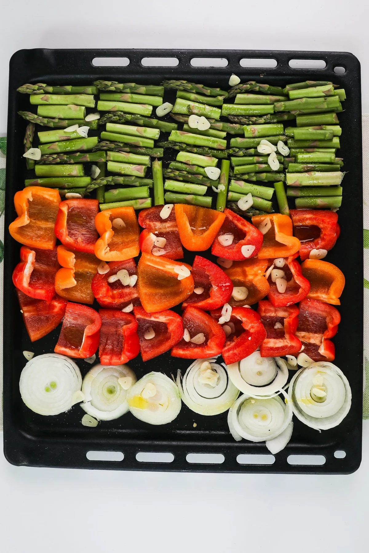 Spargel, Paprika und Zwiebel mit Knoblauch in Stück geschnitten 