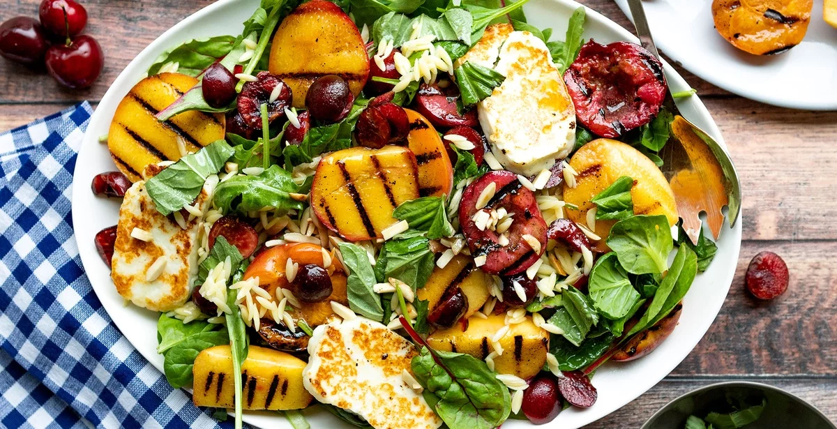 gegrilltes Gemüse, Kartoffeln und Hähnchenfleisch - leichte Salate zum Grillen 