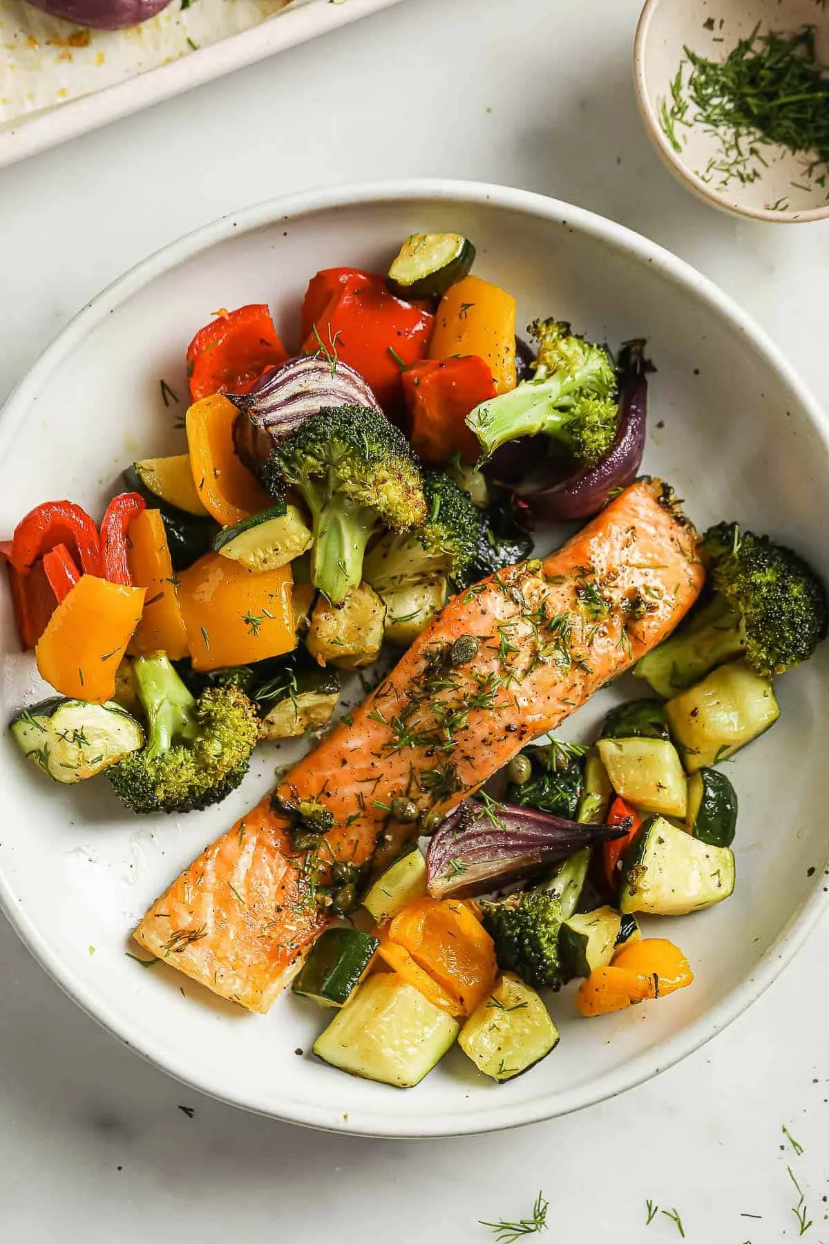 gegrilltes Gemüse auf dem teller mit einem Stück Lachs vom Grill 